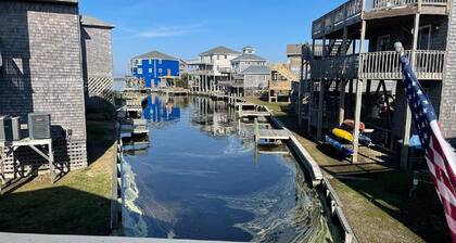 Quaint Waterfront Cottage. Quick walk to the beach