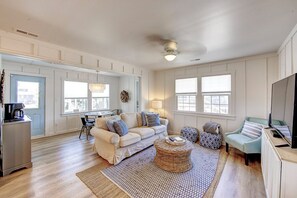 Smart TV, books - Quaint Waterfront Cottage.  Quick walk to the beach (Avon)