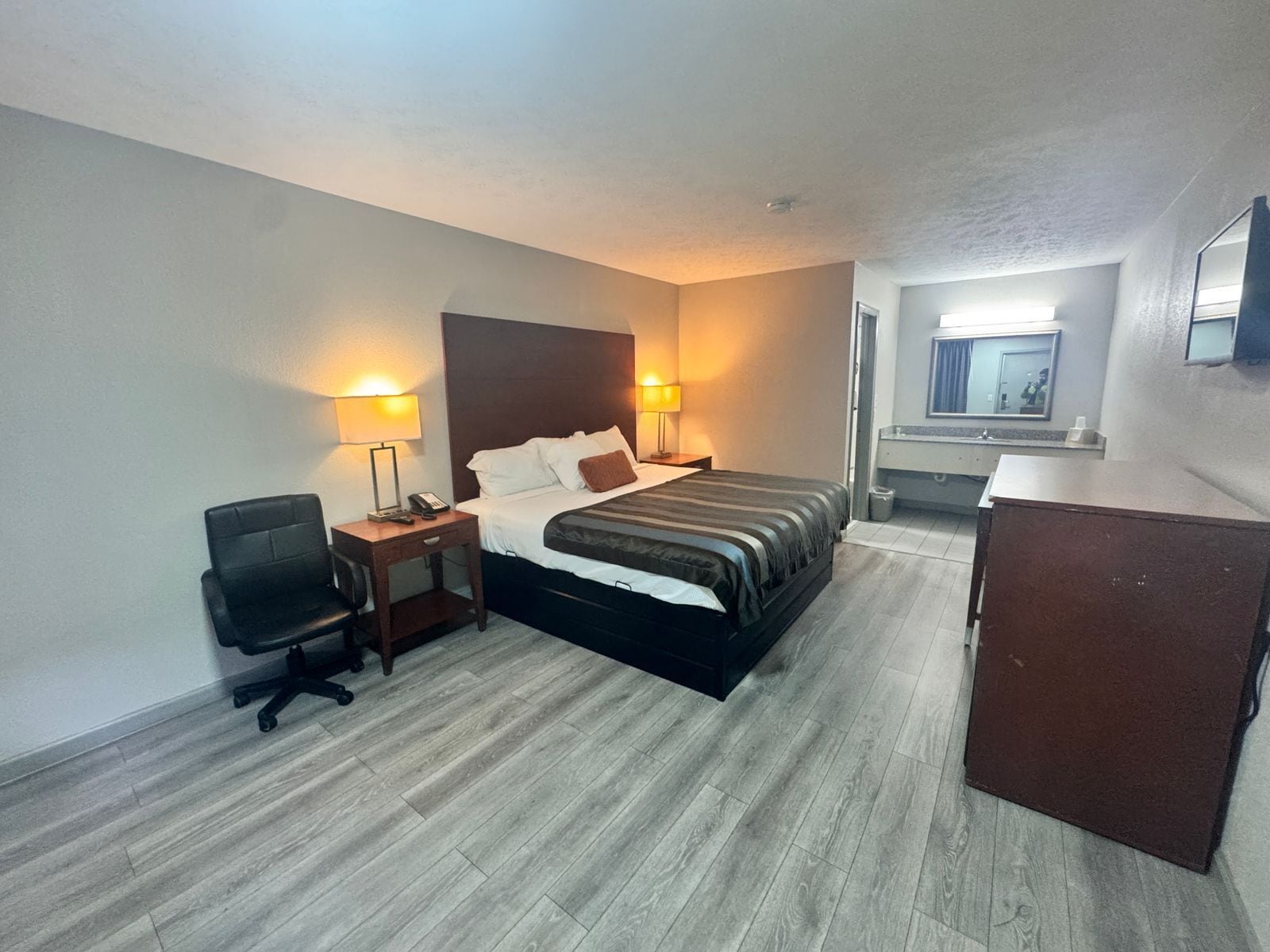 Room, 1 King Bed, Non Smoking | In-room safe, desk, iron/ironing board, free WiFi