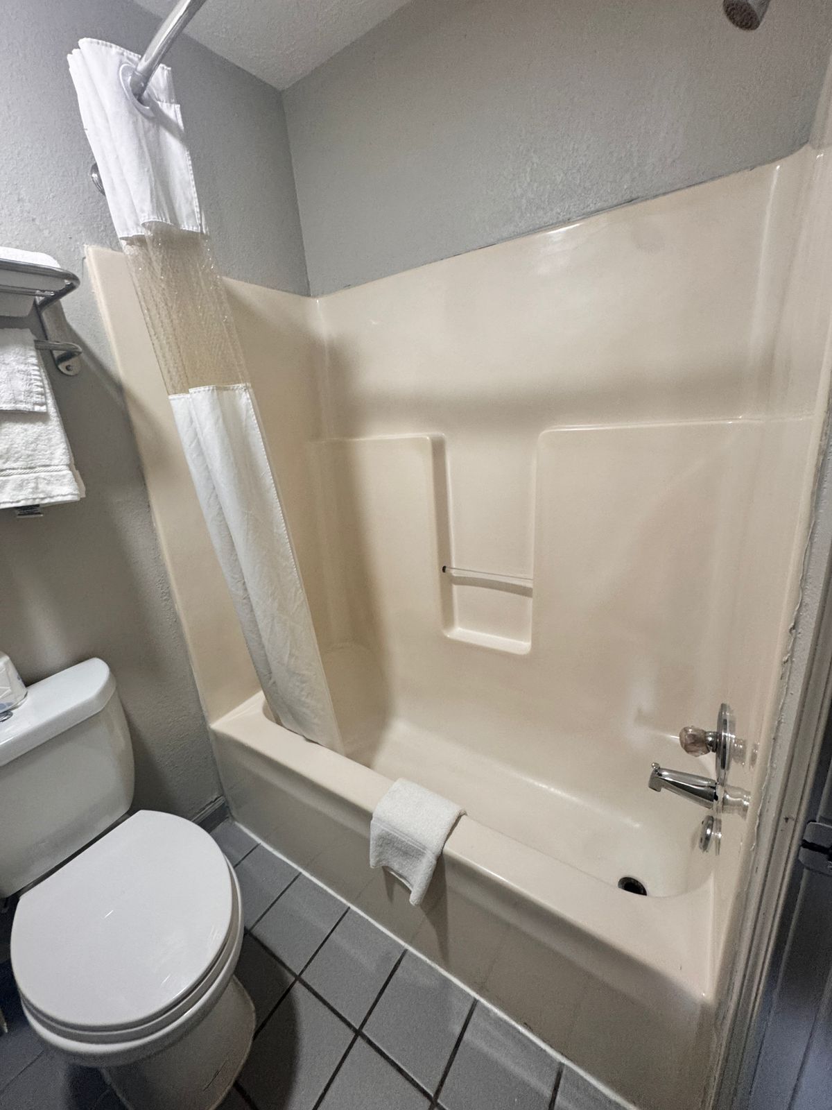 Room, 1 King Bed, Non Smoking | Bathroom | Free toiletries, hair dryer, towels