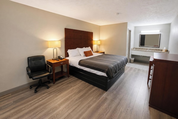 Room, 1 King Bed, Non Smoking | In-room safe, desk, iron/ironing board (on request), WiFi (free)