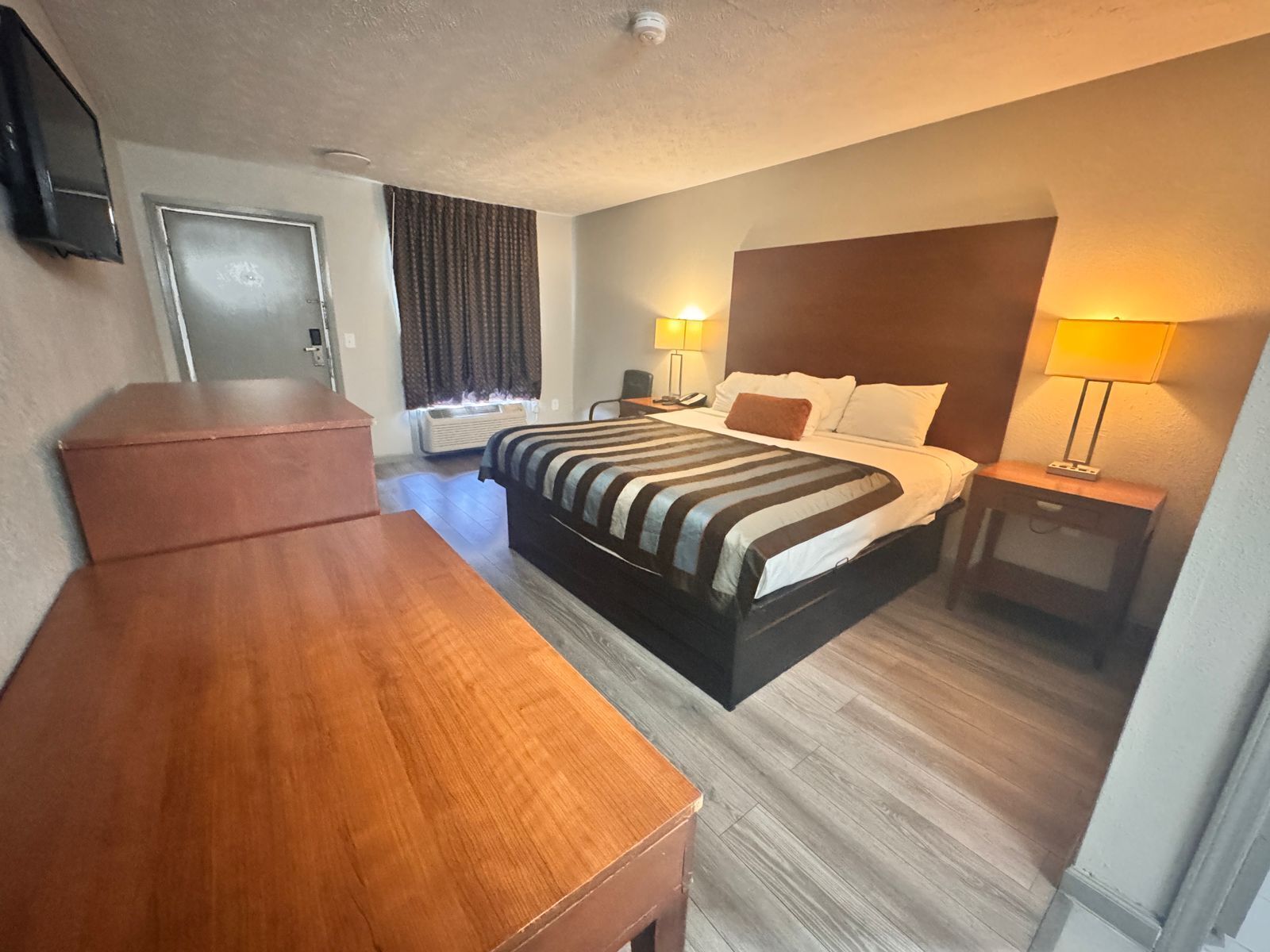 Room, 1 King Bed, Non Smoking | In-room safe, desk, iron/ironing board, free WiFi