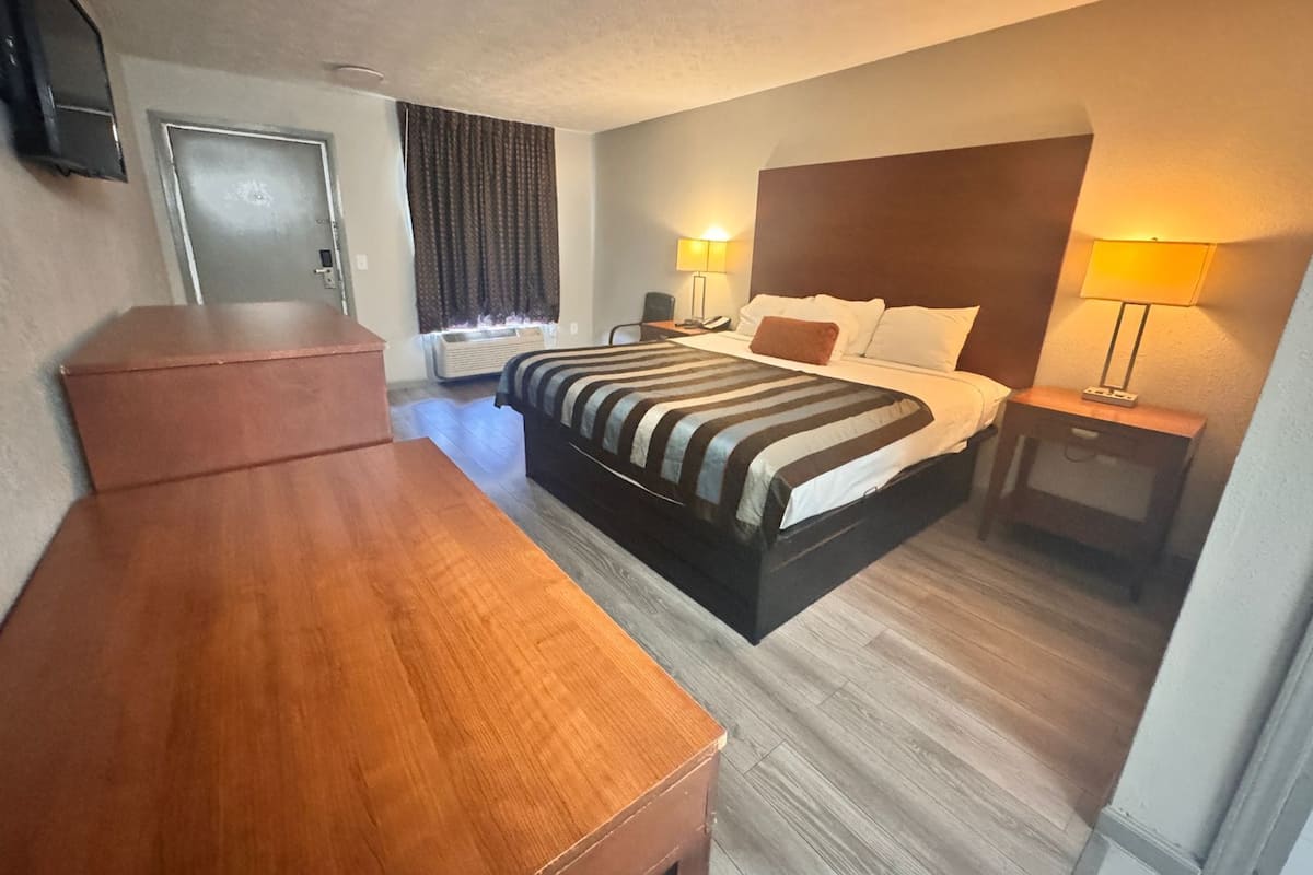 Room, 1 King Bed, Non Smoking | In-room safe, desk, iron/ironing board, free WiFi