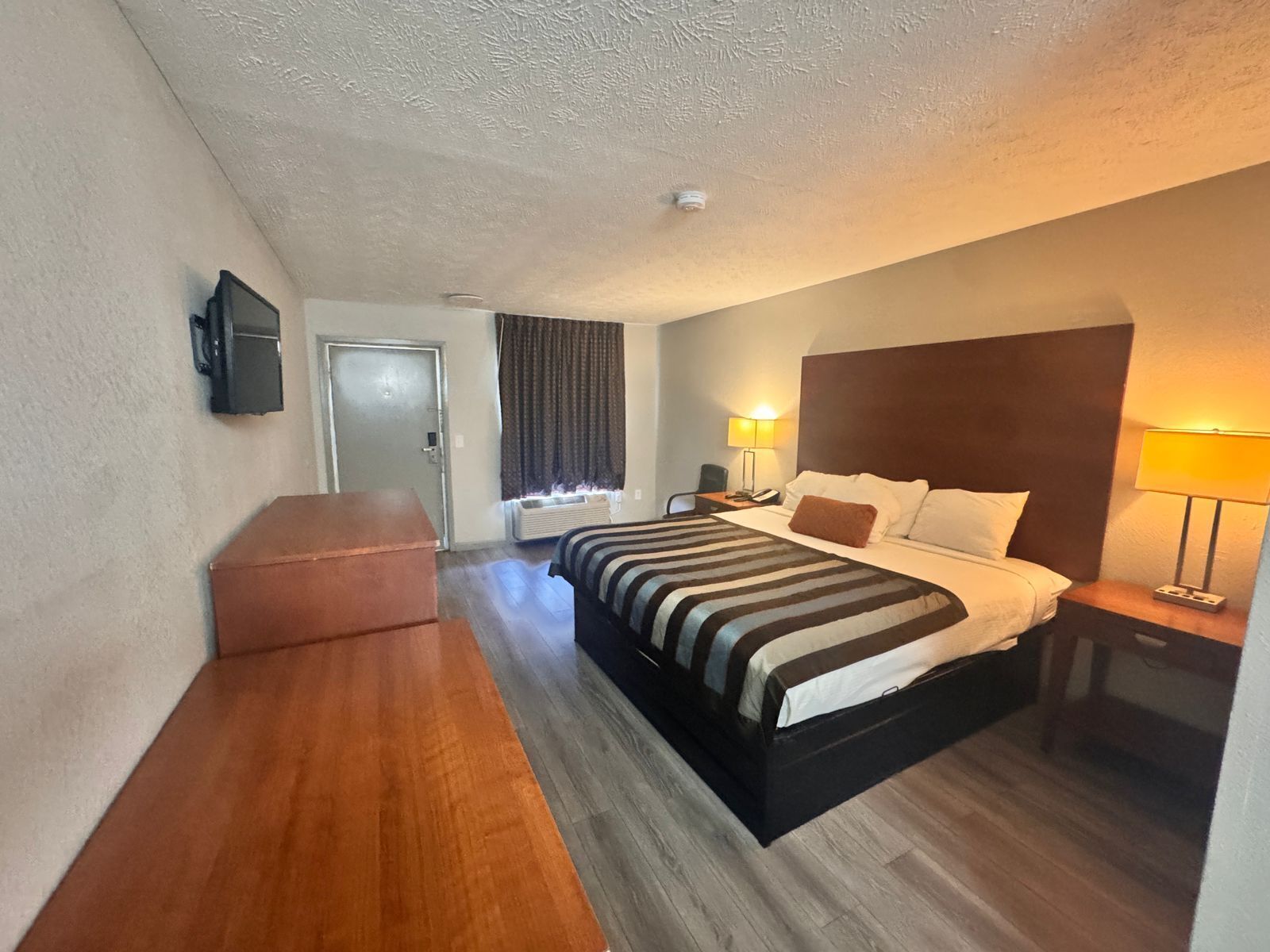 Room, 1 King Bed, Non Smoking | In-room safe, desk, iron/ironing board, free WiFi