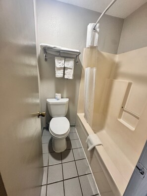 Room, 1 King Bed, Non Smoking | Bathroom | Free toiletries, hair dryer, towels