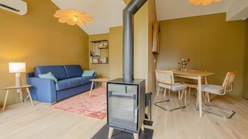 Televisie, een open haard en een tafeltennistafel