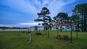 Ein Park mit Picknicktischen und einem Pavillon mit Lichterketten.