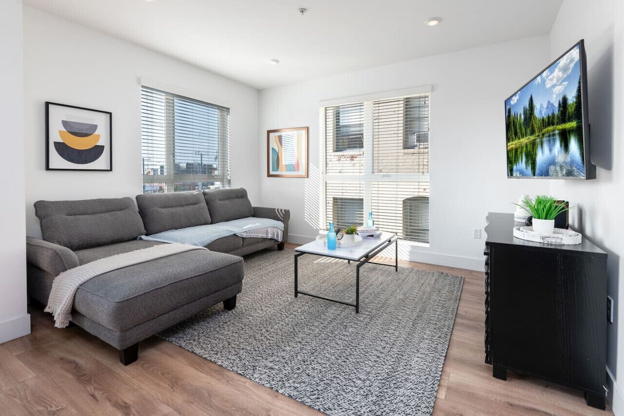 Sleek and Modern 2BR Apt Rooftop Views and Relaxation