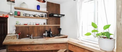 Fridge, oven, stovetop, coffee/tea maker