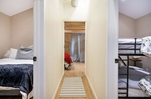 3 habitaciones, tabla de planchar con plancha, wifi y ropa de cama 