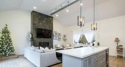 *New* Cozy Ski in/out chalet with hottub in the heart of the blue mountains.