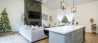 *New* Cozy Ski in/out chalet with hottub in the heart of the blue mountains.