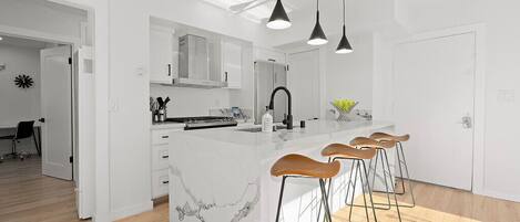 Refrigerador, microondas, horno, placa de cocina