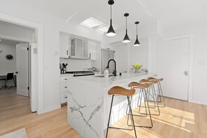Réfrigérateur, four à micro-ondes, un four, surface de cuisson