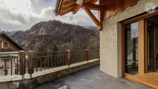 A modern building with a balcony overlooking a mountainous landscape. - Chalet Lamartine - Valloire (VALLOIRE)