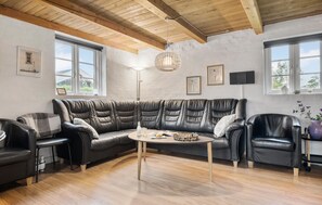 Smart TV, fireplace, DVD player, stereo - 4 bedroom pet friendly home in Hemmet (Hemmet)