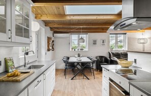 Fridge, microwave, stovetop, dishwasher - 4 bedroom pet friendly home in Hemmet (Hemmet)