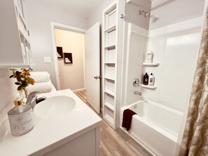 Een haardroger, handdoeken, zeep, shampoo