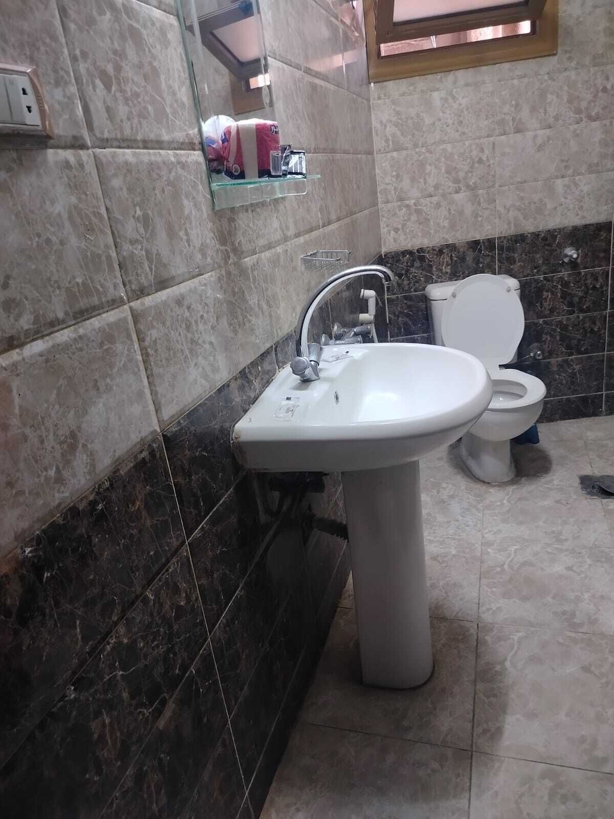 وحدات دش مع أحواض استحمام، دُش غزير، مستلزمات مجانية للعناية الشخصية