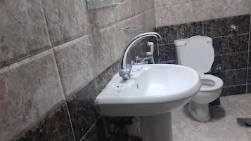 淋浴/浴缸二合一、淋浴花灑、免費盥洗用品、拖鞋