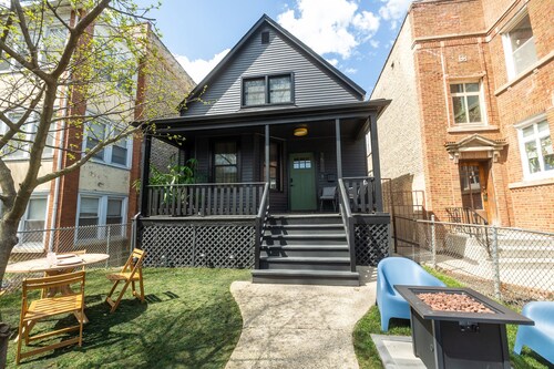 2 bedroom Pastel Loft 1 mi from Lake Michigan!