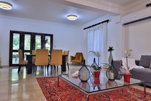 Villa, vue sur le jardin | Aire de séjour | Téléviseur ACL de 65 po avec télévision numérique, Netflix, Hulu