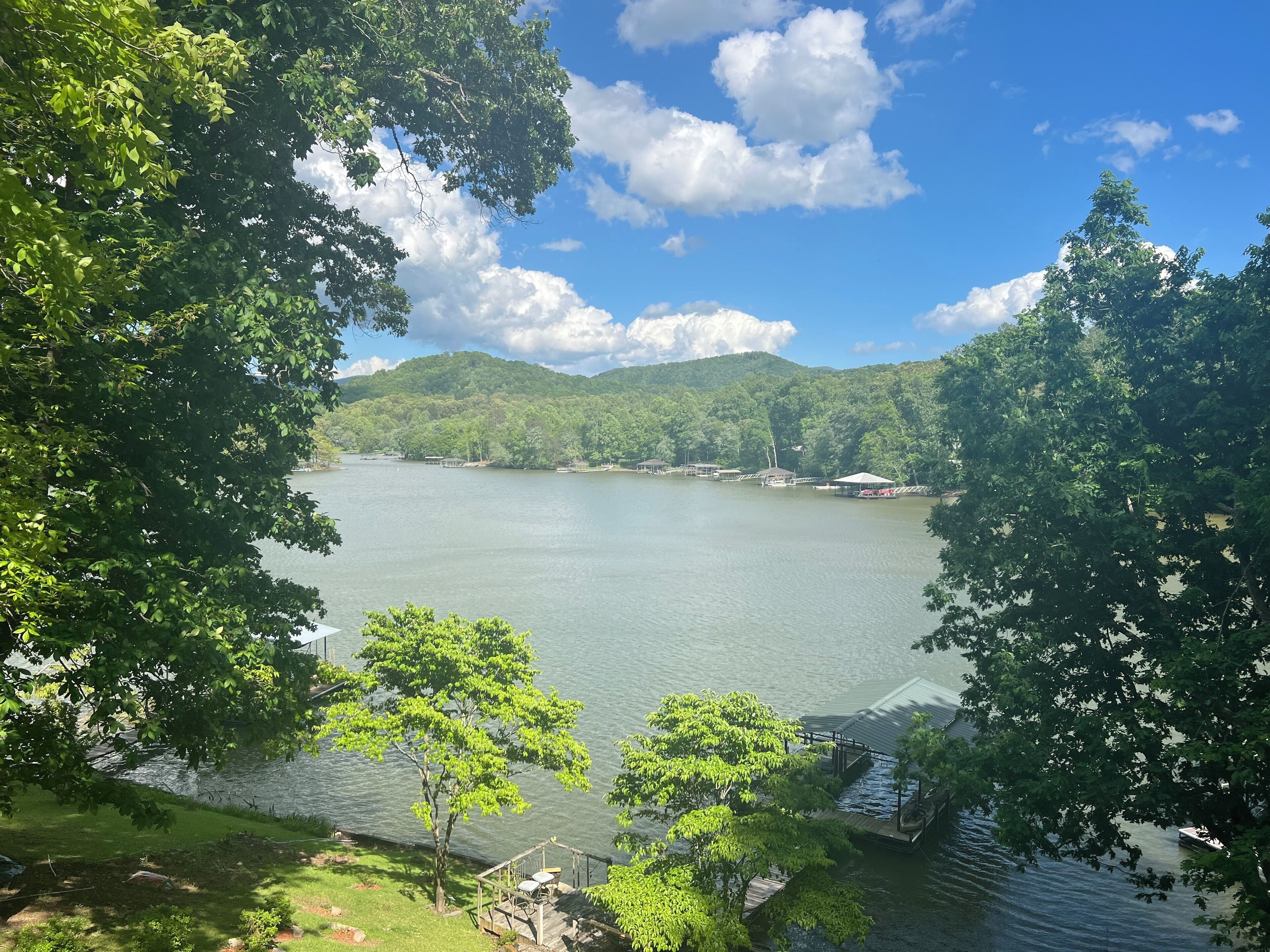 Chatuge Lake front! 5 Beds, Sleeps 8, private dock w/covered slips. Quiet Cove!!