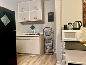 Fridge, microwave, oven, stovetop - 2-bedroom vacation home just 16 minutes to MSP airport. (Saint Paul)