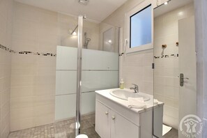 Shower, hair dryer, towels - Le Rocher - Trelivan (TRELIVAN)