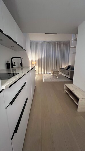 Smart TV y chimenea 