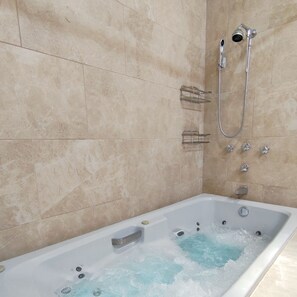 Een douche, een bubbelbad, milieuvriendelijke toiletartikelen