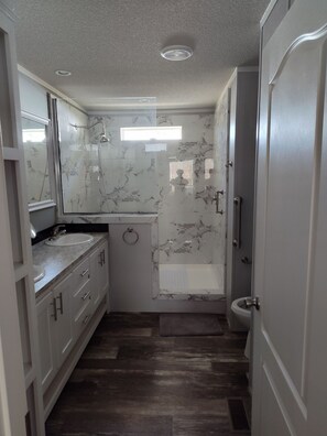 Regadera, secadora de cabello, toallas, jabón 