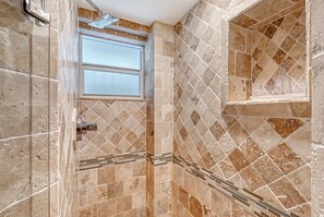 Dusche, Haartrockner, Handtücher