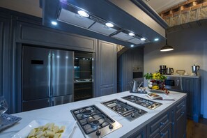 Fridge, dishwasher, toaster, spices