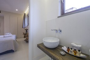 Ducha, secador de pelo, toallas