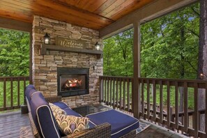 Property grounds - Broken Bow Beauty - King Suite, Arcade, Hot Tub, Wrap Porch, Double Decks, Wraparound Porch, Arcade ... (McCurtain County)