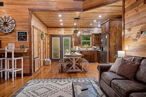 Smart TV, fireplace, table football, ping pong - Broken Bow Beauty - King Suite, Arcade, Hot Tub, Wrap Porch, Double Decks, Wraparound Porch, Arcade ... (McCurtain County)