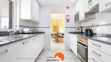 KĂŒhlschrank, Mikrowelle, Ofen, Herdplatte