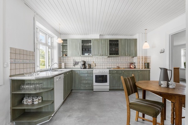 Fridge, stovetop, dishwasher, coffee/tea maker