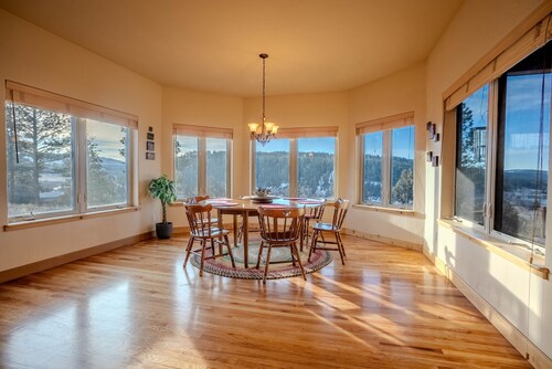 Luxurious Sunny Home overlooking Hot Springs, River, and Historic Downtown.