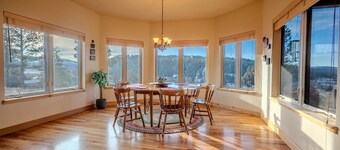 Luxurious Sunny Home overlooking Hot Springs, River, and Historic Downtown.