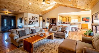 Luxurious Sunny Home overlooking Hot Springs, River, and Historic Downtown.