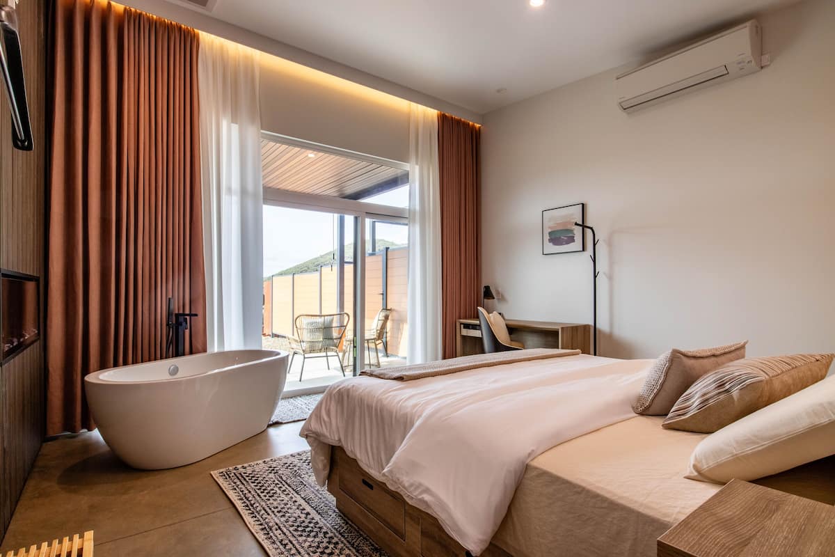 Camera Deluxe, 1 letto king, patio | Una scrivania, postazione laptop, tende oscuranti, Wi-Fi gratuito