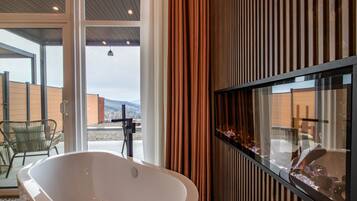 Deluxe Room, 1 King Bed, Patio, Mountain View | Deep soaking bathtub