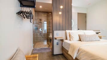 Deluxe Room, 1 King Bed, Patio, Mountain View | Desk, laptop workspace, blackout drapes, WiFi (free)