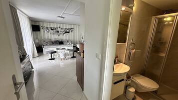 Douche, sĂšche-cheveux, serviettes fournies, savon