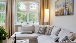 TV, stereo - Kapitänsgarten Wohnung 25 - Idyllisch Gelegene 50 m² Große Ansprechend Eingerichtete (Prerow)