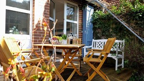 Outdoor dining - Kapitänsgarten Wohnung 25 - Idyllisch Gelegene 50 m² Große Ansprechend Eingerichtete (Prerow)