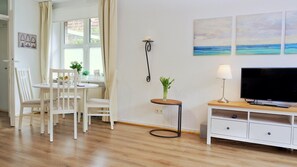 Dining - Kapitänsgarten Wohnung 25 - Idyllisch Gelegene 50 m² Große Ansprechend Eingerichtete (Prerow)