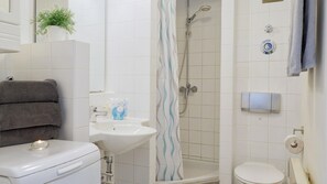 Shower, hair dryer, towels - Kapitänsgarten Wohnung 25 - Idyllisch Gelegene 50 m² Große Ansprechend Eingerichtete (Prerow)